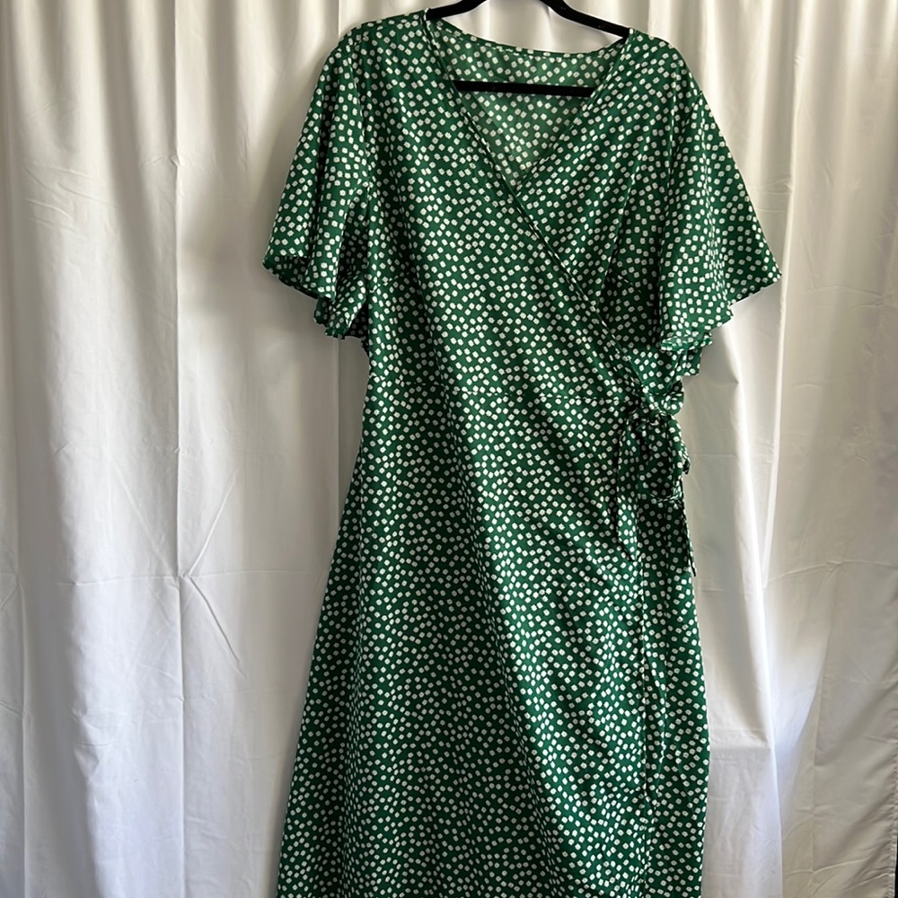 Super fun spring/ summer floral wrap dress!